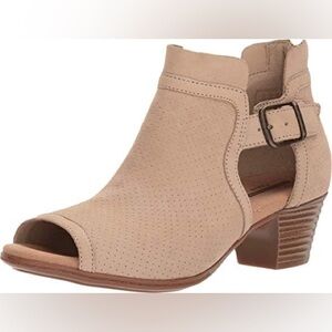 Women’s Clarks Valarie Kimble SAND size 9
